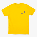 Camiseta com estampa frontal de uma inicial estilizada e estampa traseira com vários personagens icônicos de jogos e animações em um agrupamento vibrante.