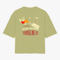 Camiseta com estampa frontal de coquetel Molotov com chamas e frases impactantes e estampa traseira de símbolo circular com cabeça de cervo estilizada.