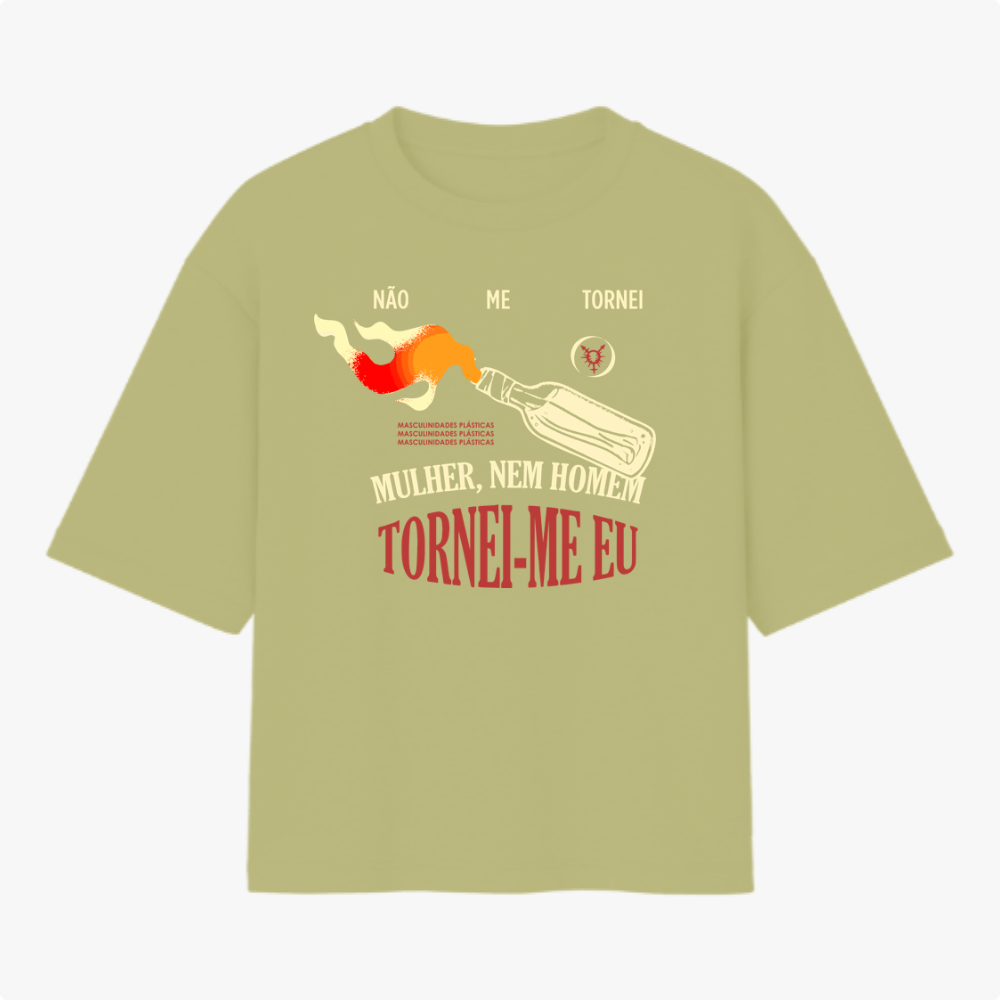 Camiseta com estampa frontal de coquetel Molotov com chamas e frases impactantes e estampa traseira de símbolo circular com cabeça de cervo estilizada.