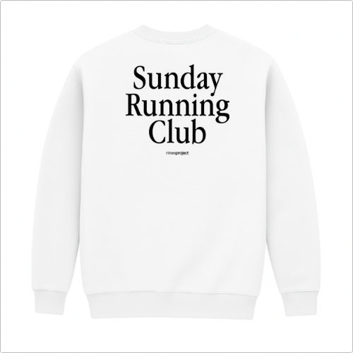 Moletom com estampa frontal de "Sunday Running Club" em texto pequeno e estampa traseira de "Sunday Running Club" em texto grande com detalhe adicional.