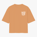 Camiseta com estampa frontal de "Faith Over Fear" com detalhes em texto pequeno e estampa traseira de "Faith Over Fear" acompanhada de citação extensa.