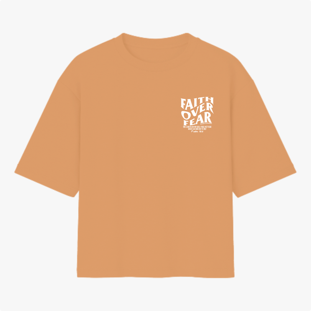 Camiseta com estampa frontal de "Faith Over Fear" com detalhes em texto pequeno e estampa traseira de "Faith Over Fear" acompanhada de citação extensa.