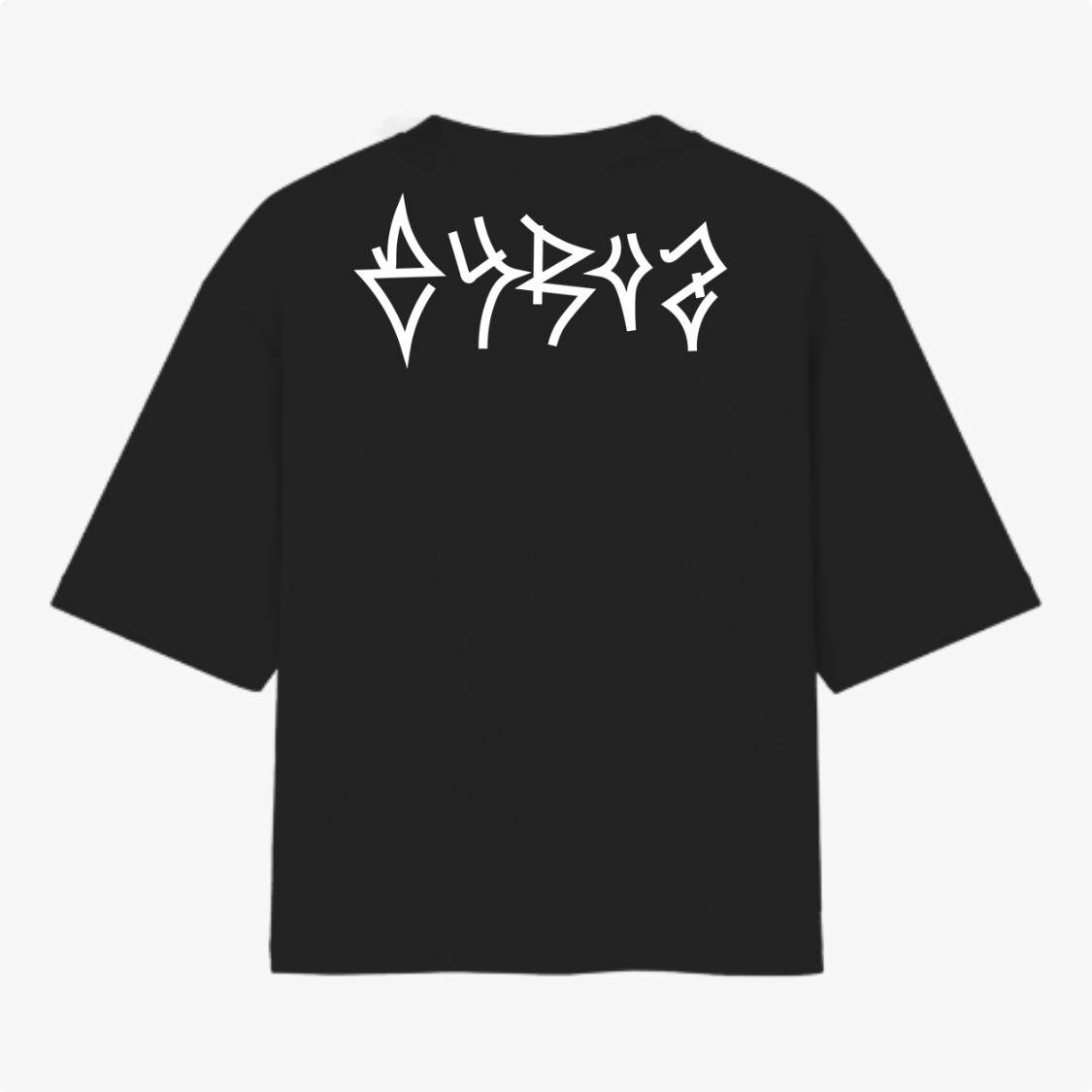 Camiseta com estampa frontal de texto "AYRUS STREET" em tipografia estilizada e detalhe gráfico centralizado e estampa traseira com a palavra "AYRUS".