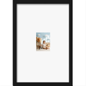 Quadro com estampa central de duas crianças sorrindo sentadas no chão, cercadas por balões grandes e pelúcias, com nuvens decorativas ao fundo.