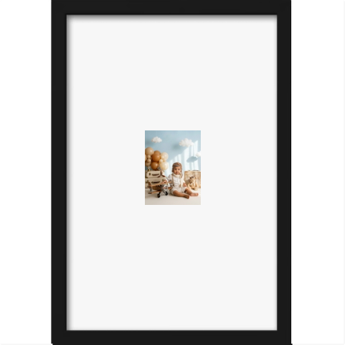Quadro com estampa central de duas crianças sorrindo sentadas no chão, cercadas por balões grandes e pelúcias, com nuvens decorativas ao fundo.