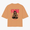 Camiseta com estampa frontal de personagem segurando uma câmera, com itens gráficos ao redor e texto estilizado em destaque, incluindo "Strange" e "Oregon 2013".