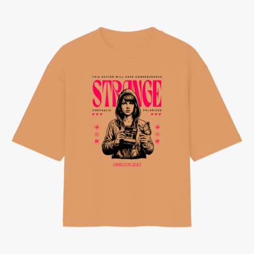 Camiseta com estampa frontal de personagem segurando uma câmera, com itens gráficos ao redor e texto estilizado em destaque, incluindo "Strange" e "Oregon 2013".
