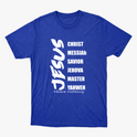 Camiseta com estampa frontal de palavras em lista incluindo "JESUS" em destaque vertical, seguidas por termos como "CHRIST", "MESSIAh" e "SAVIOR".
