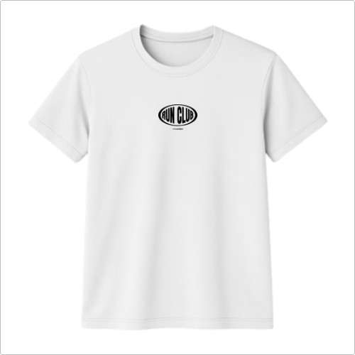 Camiseta com estampa frontal de logotipo oval com as palavras "RUN CLUB", seguidas de texto menor centralizado logo abaixo.