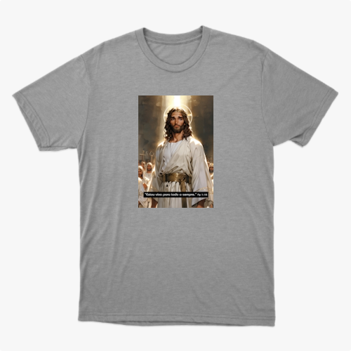 Camiseta com estampa frontal de figura central com cabelos longos e barba, cercada por pessoas em trajes claros, sobre fundo luminoso; texto pequeno na parte inferior.