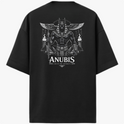 Camiseta com estampa frontal de "Seravia" em letras estilizadas e detalhe ornamental, e estampa traseira de Anúbis, o deus egípcio, com asas e tochas.