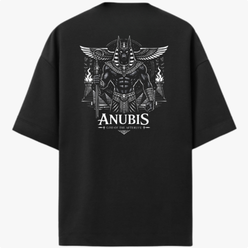 Camiseta com estampa frontal de "Seravia" em letras estilizadas e detalhe ornamental, e estampa traseira de Anúbis, o deus egípcio, com asas e tochas.