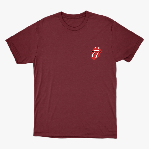 Camiseta com estampa frontal de boca com lábios entreabertos e língua para fora, criando um visual icônico e arrojado na parte superior esquerda.