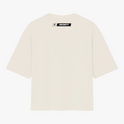 Camiseta com estampa traseira de retângulo preto e branco com texto "INFINITY" ao lado de um pequeno quadrado contendo a letra "V".
