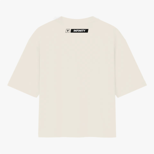 Camiseta com estampa traseira de retângulo preto e branco com texto "INFINITY" ao lado de um pequeno quadrado contendo a letra "V".