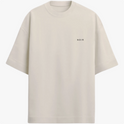 Camiseta com estampa frontal de texto "NOIR" pequeno e estampa traseira de texto "ESSENCE OVER EXCESS." em grande destaque.
