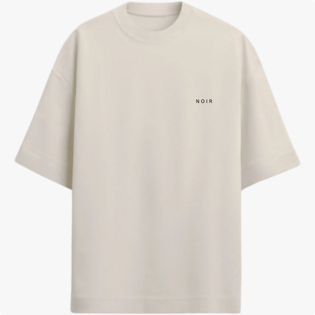 Camiseta com estampa frontal de texto "NOIR" pequeno e estampa traseira de texto "ESSENCE OVER EXCESS." em grande destaque.