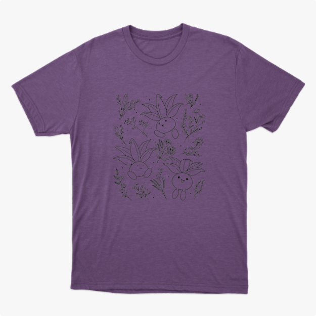 Camiseta com estampa frontal de desenhos sorridentes de criaturas vegetais estilizadas, cercadas por delicados detalhes de flores e folhagens diversas.