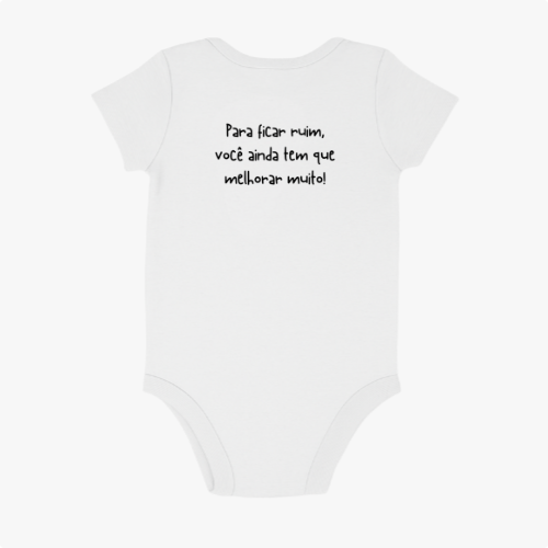 Body infantil com estampa traseira de frase humorística "Para ficar ruim, você ainda tem que melhorar muito!" em fonte estilizada.