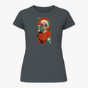 Camiseta com estampa frontal de uma mulher estilizada usando óculos escuros, boina e vestido moderno, com elementos geométricos e florais ao fundo.