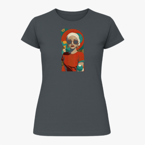Camiseta com estampa frontal de uma mulher estilizada usando óculos escuros, boina e vestido moderno, com elementos geométricos e florais ao fundo.