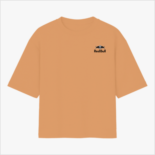 Camiseta com estampa frontal de logotipo icônico e estampa traseira de figura estilizada de piloto com texto imponente em fundo contrastante.