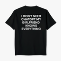 Camiseta com estampa traseira de texto em inglês que diz: "I DON'T NEED CHATGPT MY GIRLFRIEND KNOWS EVERYTHING", em letras maiúsculas organizadas em quatro linhas.