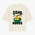 Camiseta com estampa frontal de uma tigela de noodles sendo segurada por hashis, com corações coloridos ao redor e as palavras "SEND NOODS".
