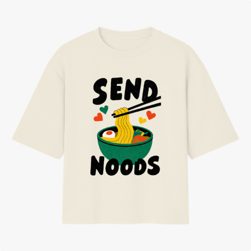 Camiseta com estampa frontal de uma tigela de noodles sendo segurada por hashis, com corações coloridos ao redor e as palavras "SEND NOODS".
