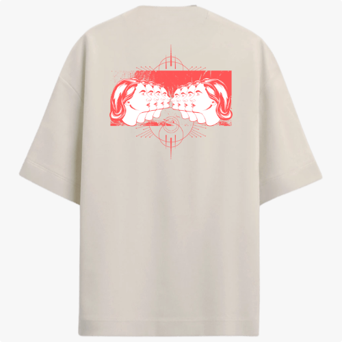 Camiseta com estampa frontal de texto "COMPANY" em relevo e estampa traseira de ilustração artística com rostos repetidos sobre fundo geométrico.