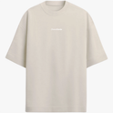 Camiseta com estampa frontal de texto pequeno e centralizado "DjamaKonda" em uma tipografia elegante e minimalista.
