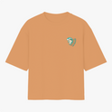 Camiseta com estampa frontal de um cavalo estilizado em linhas curvas acompanhado por caracteres dispostos em arco próximo à figura.