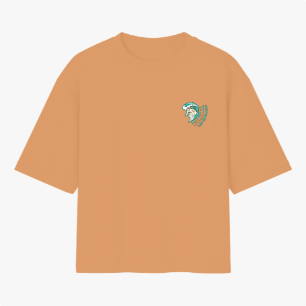 Camiseta com estampa frontal de um cavalo estilizado em linhas curvas acompanhado por caracteres dispostos em arco próximo à figura.