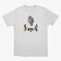 Camiseta com estampa frontal de uma cabeça de estátua, uma mão segurando um objeto verde e outra mão em um gesto, com texto centralizado abaixo.