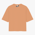 Camiseta com estampa frontal de texto dinâmico sobreposto a elementos geométricos e detalhes gráficos, e estampa traseira com logotipo minimalista.