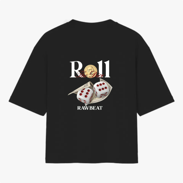 Camiseta com estampa traseira de dados sobre notas de dinheiro, texto estilizado "Roll The Dice", moeda ao fundo e a palavra "RAWBEAT" centralizada.
