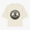 Camiseta com estampa frontal de um busto clássico em relevo de um filósofo romano, rodeado por uma inscrição em latim dentro de uma moldura circular detalhada.