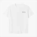 Camiseta com estampa frontal de texto simples "RIVALS" e estampa traseira de dois pilotos competindo, sobrepostos pela palavra "RIVALS" em repetição.