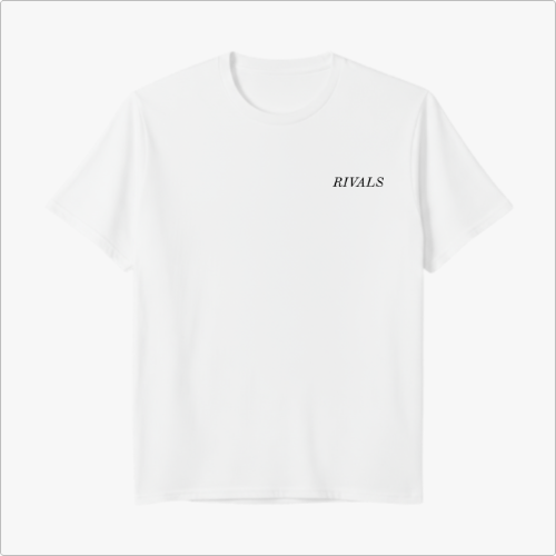 Camiseta com estampa frontal de texto simples "RIVALS" e estampa traseira de dois pilotos competindo, sobrepostos pela palavra "RIVALS" em repetição.