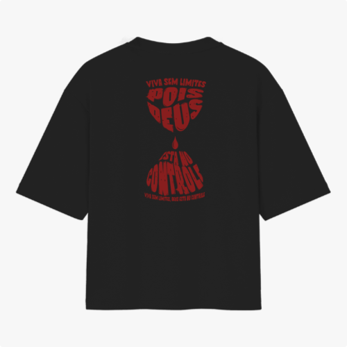 Camiseta com estampa frontal de "HOPE" estilizado em letras justapostas e estampa traseira com frases misturando palavras em formato de ampulheta.