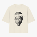 Camiseta com estampa frontal de rosto em destaque, apresentando uma bandana na cabeça.