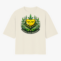 Camiseta com estampa frontal de rosto sorridente decorado com folhas e texto "Elevate Your Frequency" emoldurado por elementos naturais e estampa traseira de símbolo geométrico simples próximo à gola.