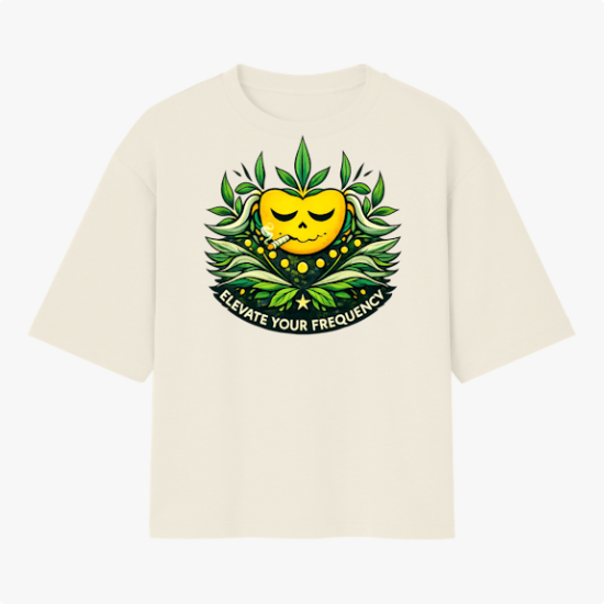 Camiseta com estampa frontal de rosto sorridente decorado com folhas e texto "Elevate Your Frequency" emoldurado por elementos naturais e estampa traseira de símbolo geométrico simples próximo à gola.