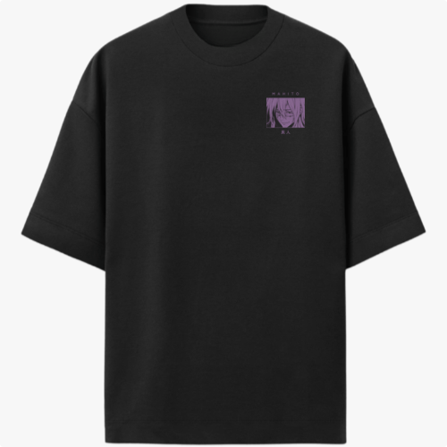 Camiseta com estampa frontal de rosto estilizado em quadro retangular e estampa traseira de mãos esqueléticas envolvendo um design abstrato alinhado verticalmente.