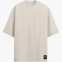 Camiseta com estampa frontal de pequeno logotipo circular minimalista no canto inferior esquerdo e estampa traseira de favela sob enorme sol amarelo texturizado.