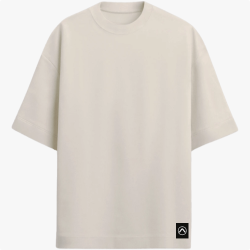 Camiseta com estampa frontal de pequeno logotipo circular minimalista no canto inferior esquerdo e estampa traseira de favela sob enorme sol amarelo texturizado.