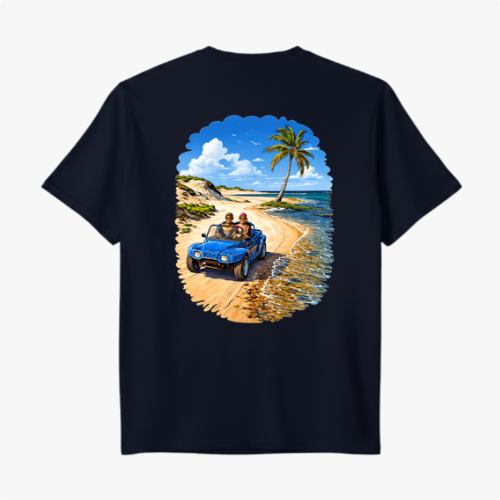 Camiseta com estampa frontal de texto "Pitangui Beach" e estampa traseira de paisagem litorânea com buggy azul, casal dentro, palmeira e céu claro.