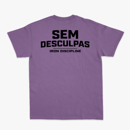Camiseta com estampa frontal de "IRON DISCIPLINE" acompanhada de desenho de barras, e estampa traseira de "SEM DESCULPAS IRON DISCIPLINE" em letras destacadas.