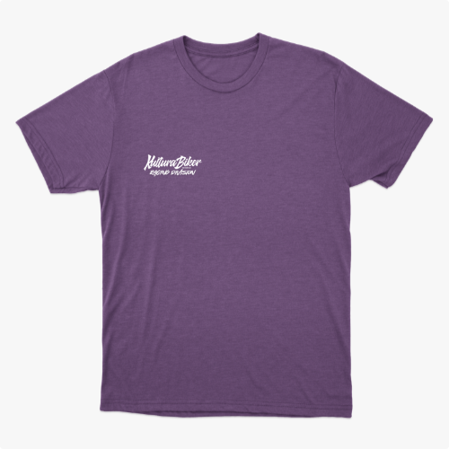 Camiseta com estampa frontal de texto estilizado pequeno no peito e estampa traseira de grande texto artístico com efeito de respingos e escorridos.