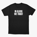 Camiseta com estampa frontal de texto centralizado "IN GLOCK WE TRUST" em fonte negrito, destacando-se pela simplicidade e impacto das palavras.